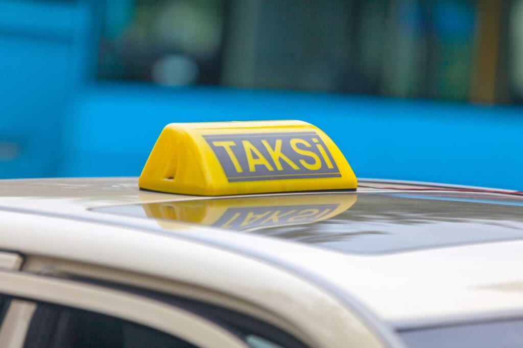 Co warto wiedzieć przed wyjazdem do Albanii — Pamiętaj o ustaleniu ceny za przejazd taksówką