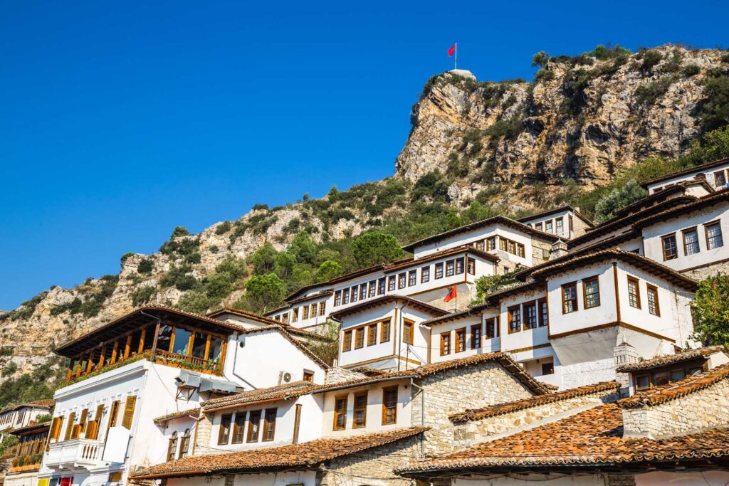 Co warto wiedzieć przed wyjazdem do Albanii — Jednym z najstarszych miast Albanii jest Berat, nazywany Miastem Tysiąca Okien