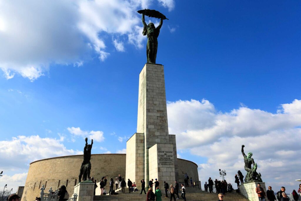 Najciekawsze atrakcje w Budapeszcie — Pomnik Wolności i Cydela na Górze Gellérta