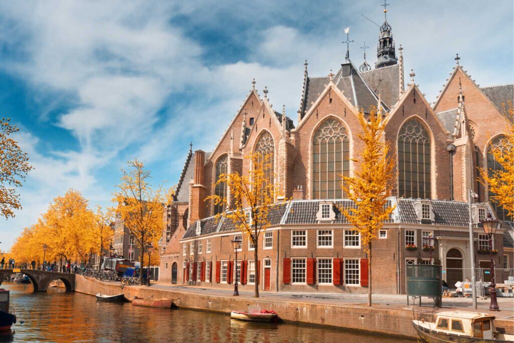 Najciekawsze atrakcje w Amsterdamie — Oude Kerk
