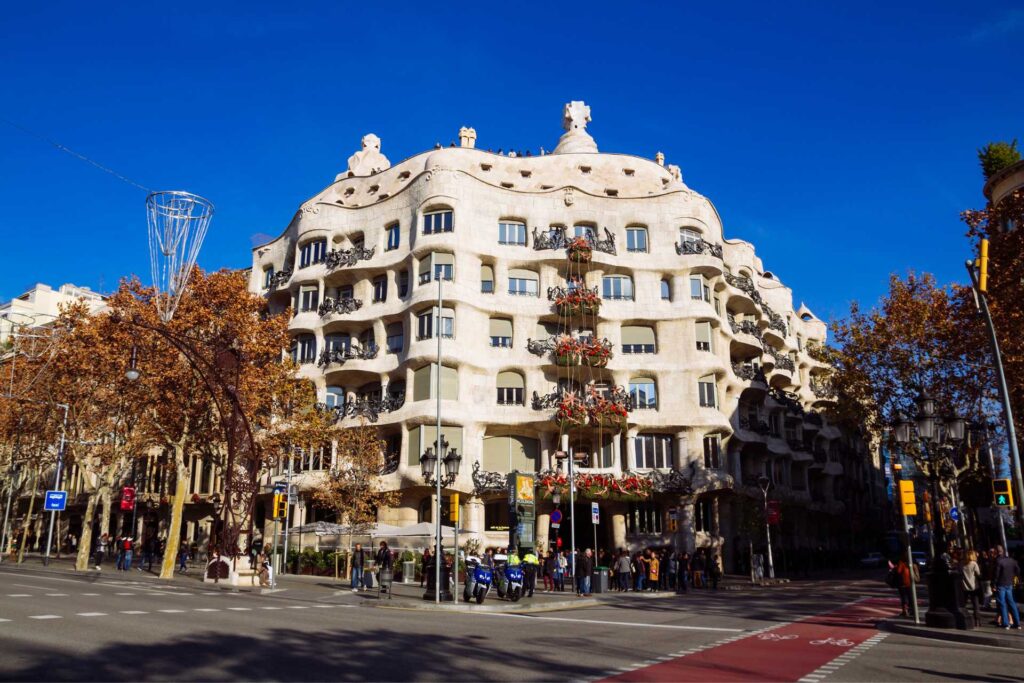 Najciekawsze atrakcje w Barcelonie — Casa Milà