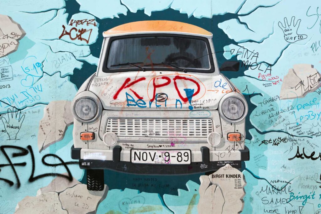 Najciekawsze atrakcje w Berlinie — East Side Gallery - „Berlin Wall Trabant”