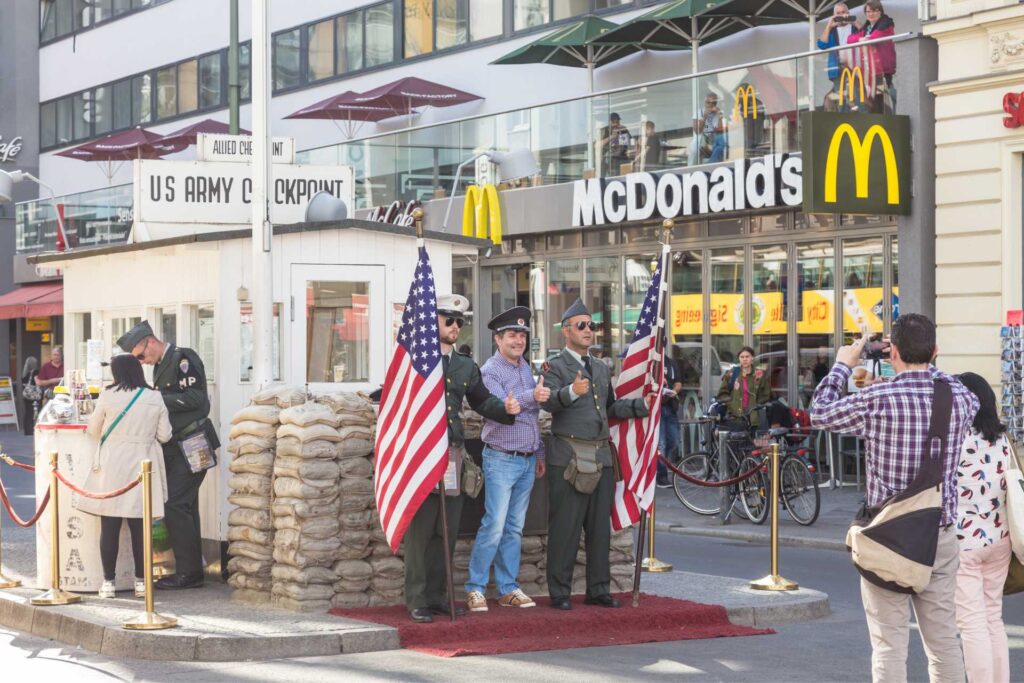 Najciekawsze atrakcje w Berlinie — Checkpoint Charlie