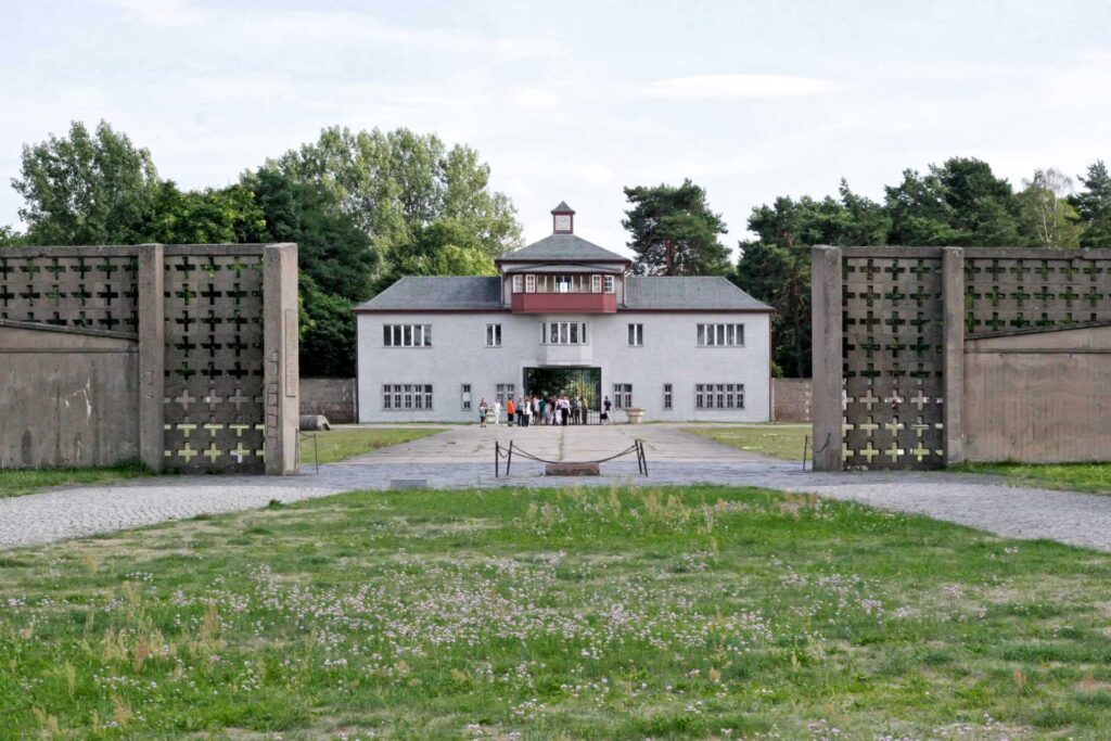 Najciekawsze atrakcje w Berlinie — Brama główna obozu koncentracyjnego w Sachsenhausen (fot. Yury Gubin / Depositphotos.com)