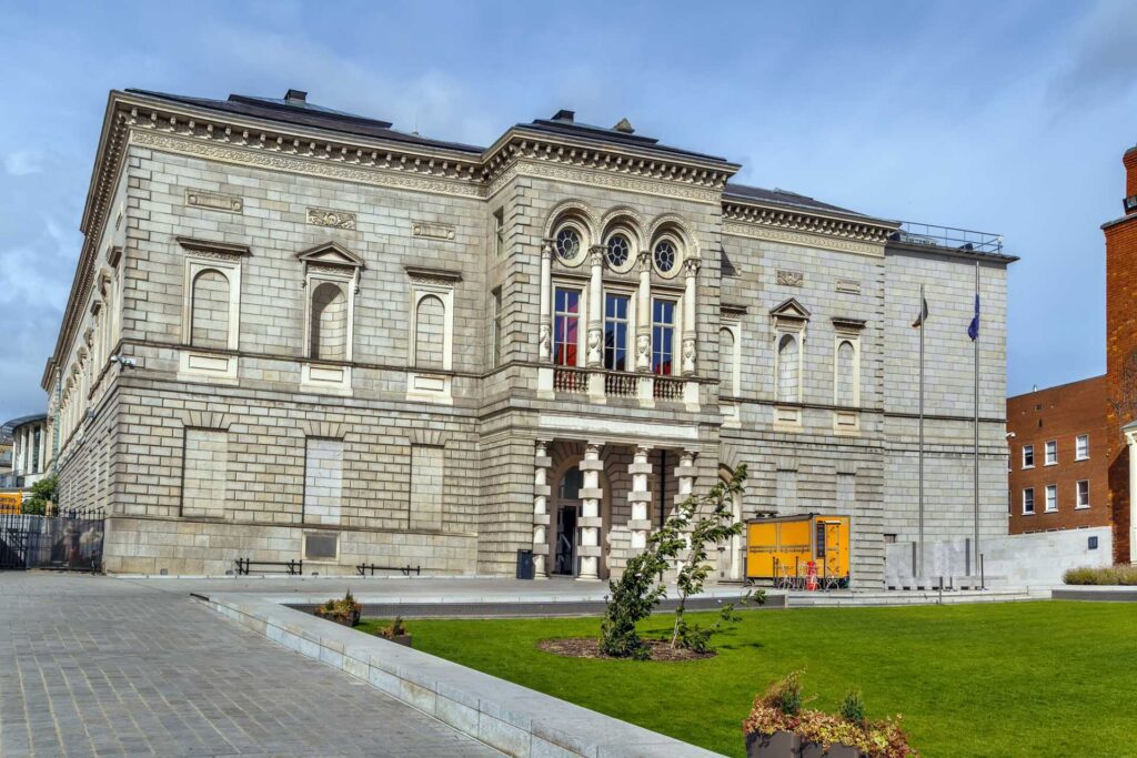 Najciekawsze atrakcje w Dublinie — Irlandzka Galeria Narodowa (© Boris Breytman / Depositphotos.com)
