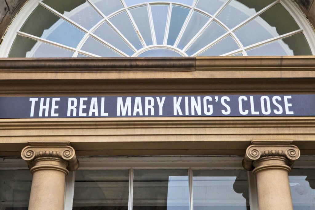 Najciekawsze atrakcje w Edynburgu — Wejście The Real Mary King’s Close (©Christopher Dorney / Depositphotos.com)