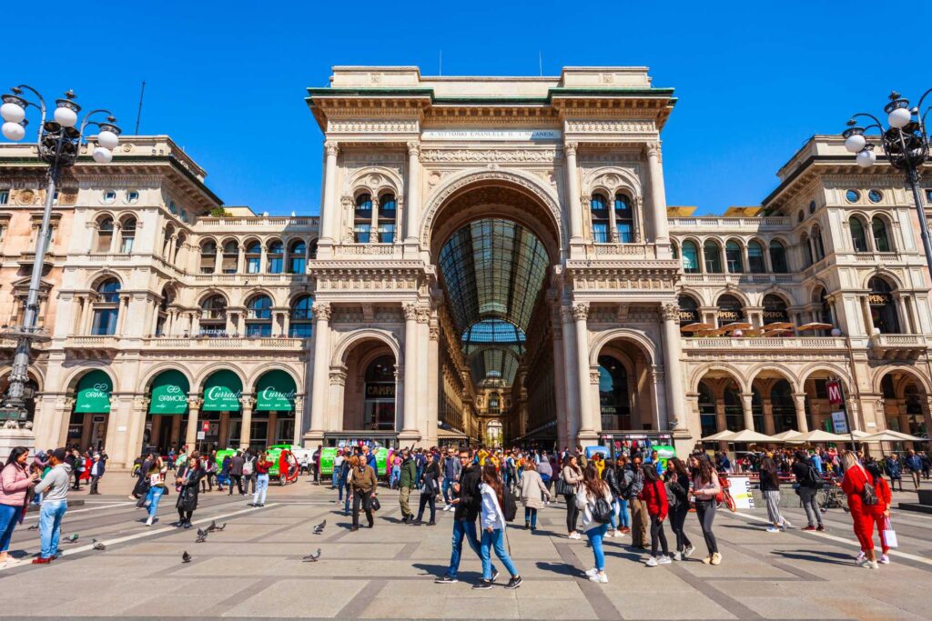 Najciekawsze atrakcje w Mediolanie — Wejście do Galerii Wiktora Emanuela II