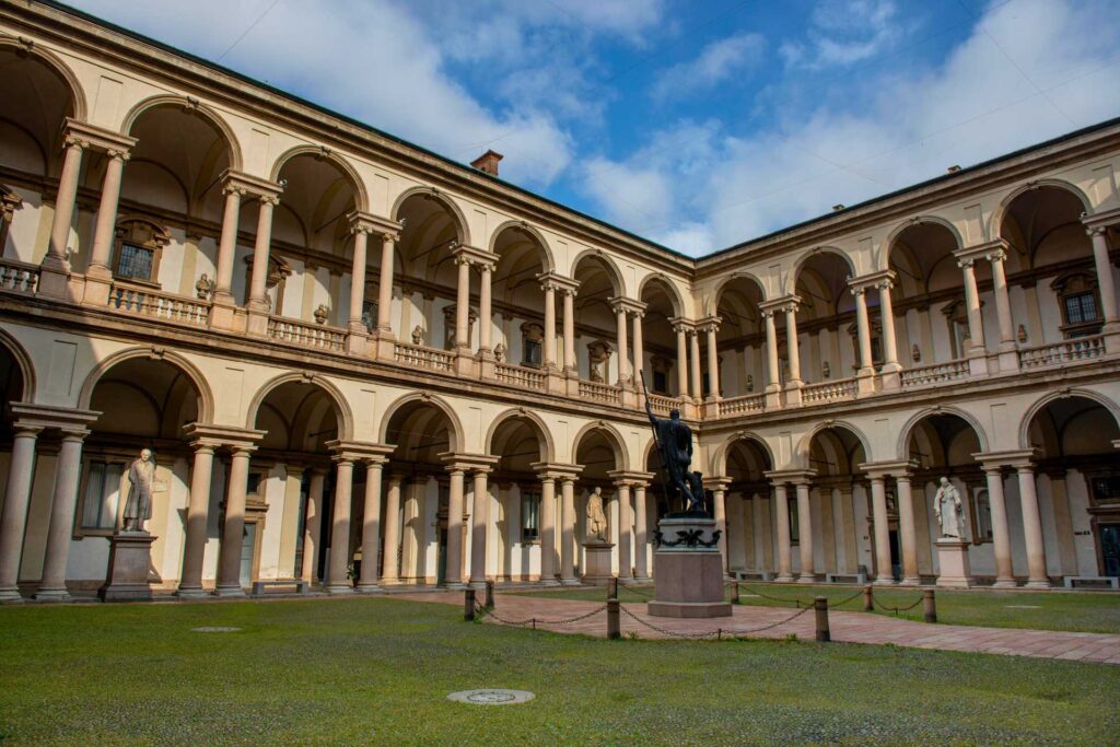Najciekawsze atrakcje w Mediolanie — Pinakoteka Brera – Dziedziniec Palazzo di Brera