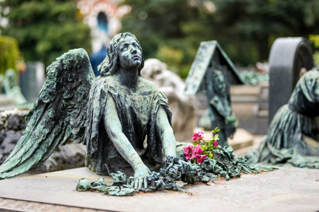 Najciekawsze atrakcje w Mediolanie — Jedna z nagrobnych rzeź na Cmentarzu Monumentalnym