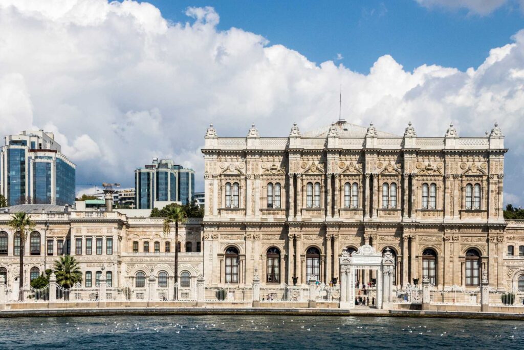 Najciekawsze atrakcje w Stambule — Pałac Dolmabahcze