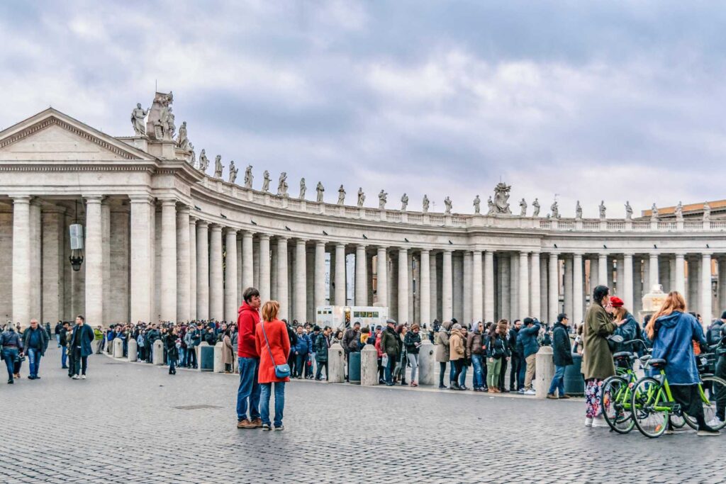 Jak zwiedzić Bazylikę św. Piotra w Watykanie — Kolejka do kontroli bezpieczeństwa