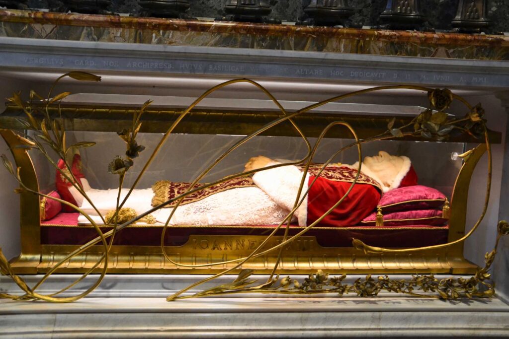 Jak zwiedzić Bazylikę św. Piotra w Watykanie — Grób Jana XXIII w kaplicy św. Hieronima