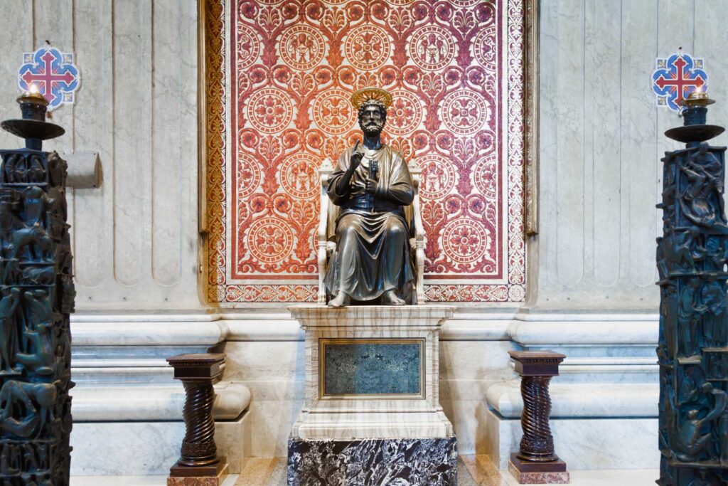 Jak zwiedzić Bazylikę św. Piotra w Watykanie — Posąg apostoła Piotra