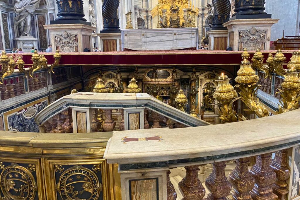 Jak zwiedzić Bazylikę św. Piotra w Watykanie — Konfesja św. Piotra