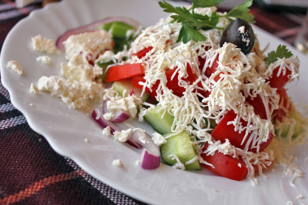 Co zjeść w Macedonii — Sałatka szopska