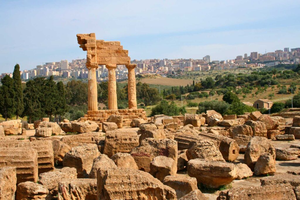 Co zobaczyć w Agrigento — Świątynia Kastora i Polluksa oraz Sanktuarium Bóstw Chtonicznych w Dolinie Świątyń