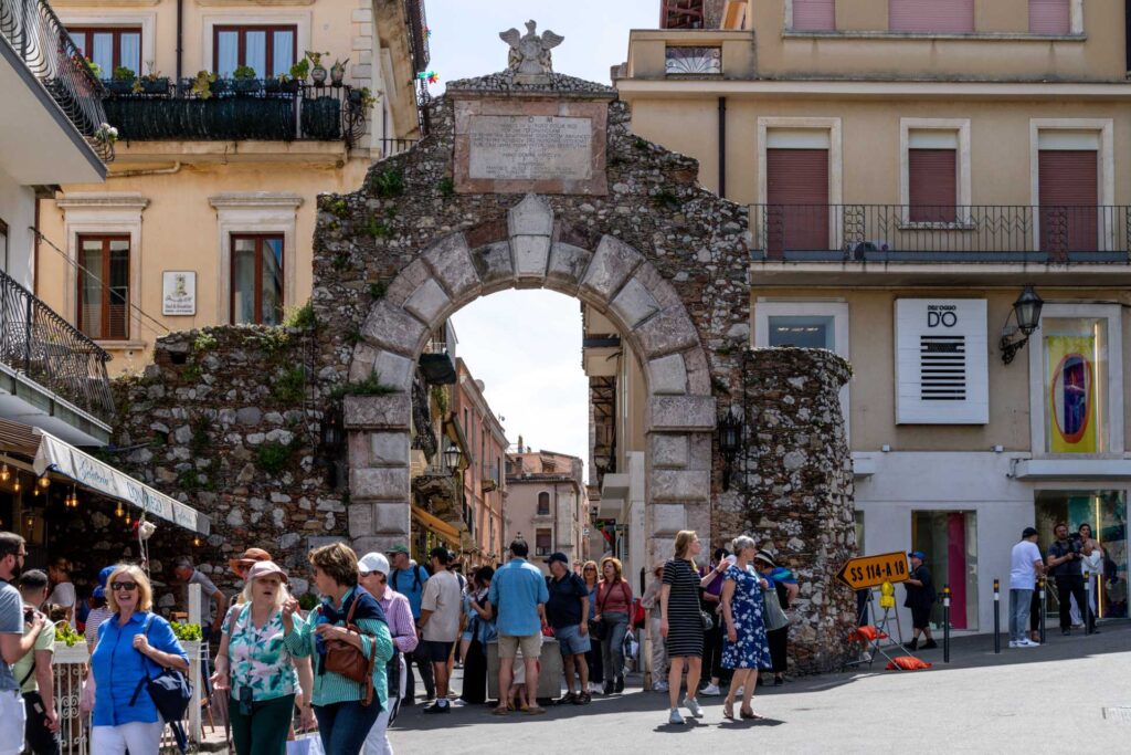 Co zobaczyć w Taorminie — Porta Messina (© Detlef Voigt / Depositphotos.com)