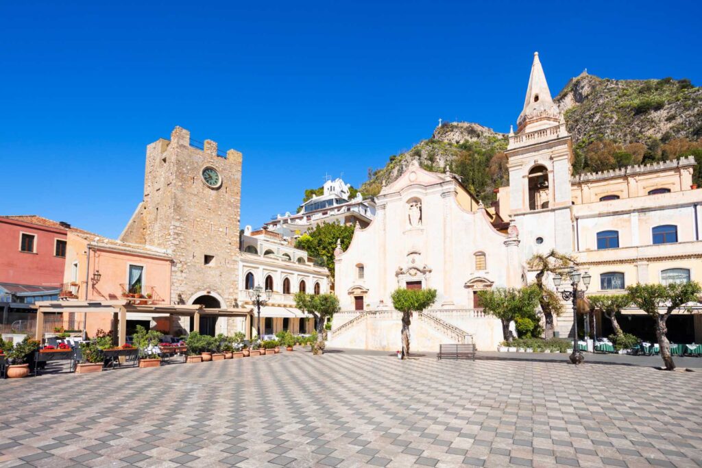 Co zobaczyć w Taorminie — Piazza IX Aprile