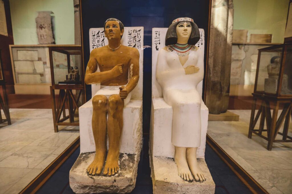 Co zobaczyć w Kairze — Posągi Rahotepa i Nofret w Muzeum Egipskim (©Dave Primov / Depositphotos.com)