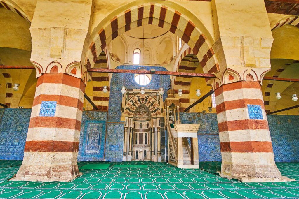 Co zobaczyć w Kairze — Sala modlitewna Meczetu Aksunkura (©Yevhenii Fesenko / Depositphotos.com)