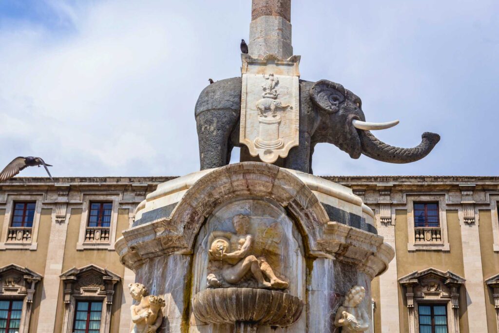 Co warto zobaczyć w Katanii — Fontanna Słonia (Fontana dell’Elefante) (© Konrad Zelazowski / Depositphotos.com)