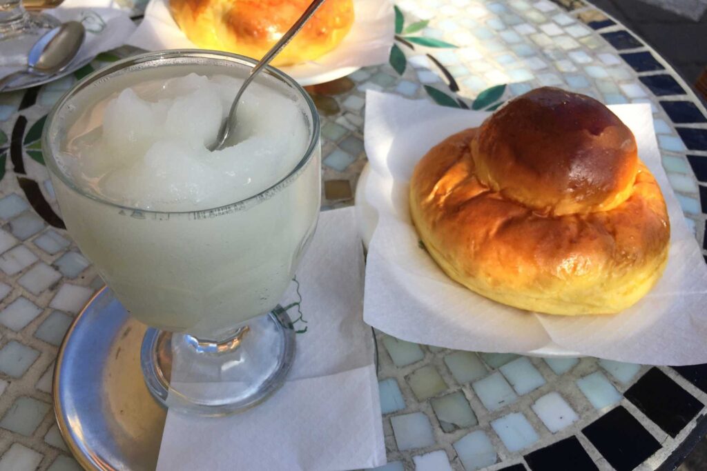 Sycylijska granita z brioszką