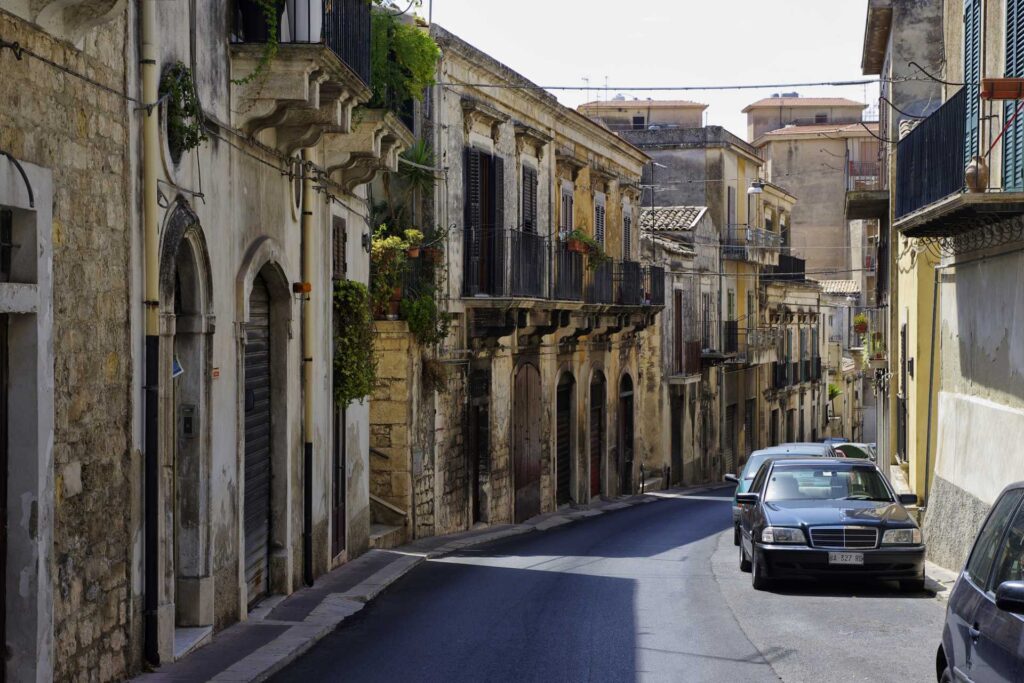 Wąskie uliczki Modica Alta