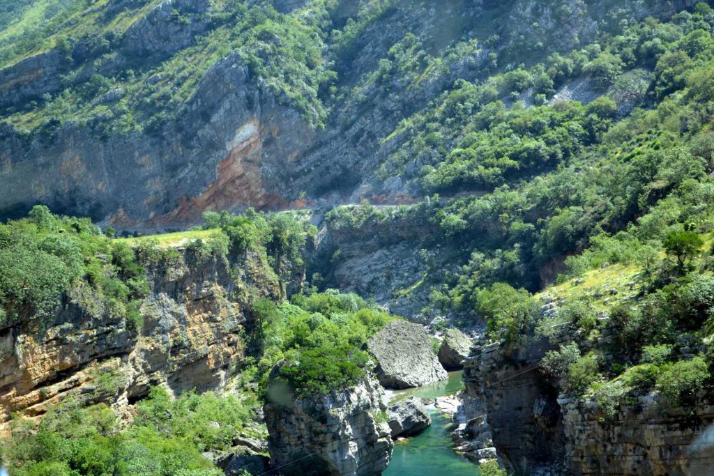 Czarnogóra - kanion rzeki Morača
