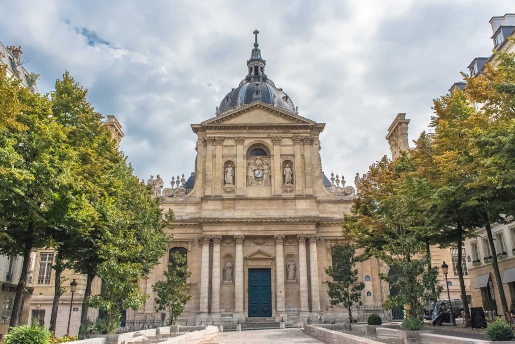Najciekawsze atrakcje w Paryżu — Sorbona w Dzielnicy Łacińskiej