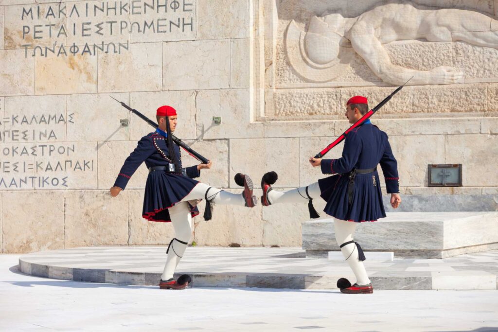 Najciekawsze atrakcje w Atenach — Zmiana warty przed Grobem Nieznanego Żołnierza