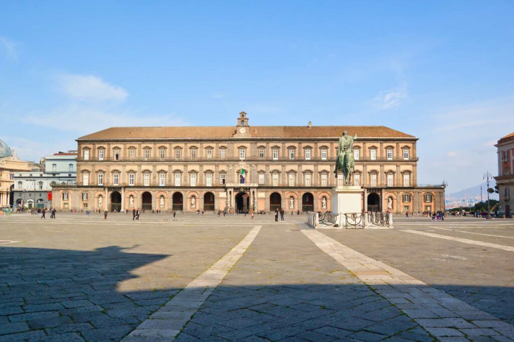 Najciekawsze atrakcje w Neapolu — Palazzo Reale di Napoli