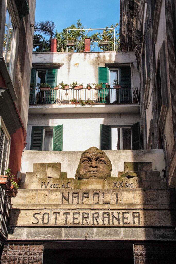 Najciekawsze atrakcje w Neapolu — Wejście do metra i podziemi Neapolu (fot. Laura Di Biase / Depositphotos.com)