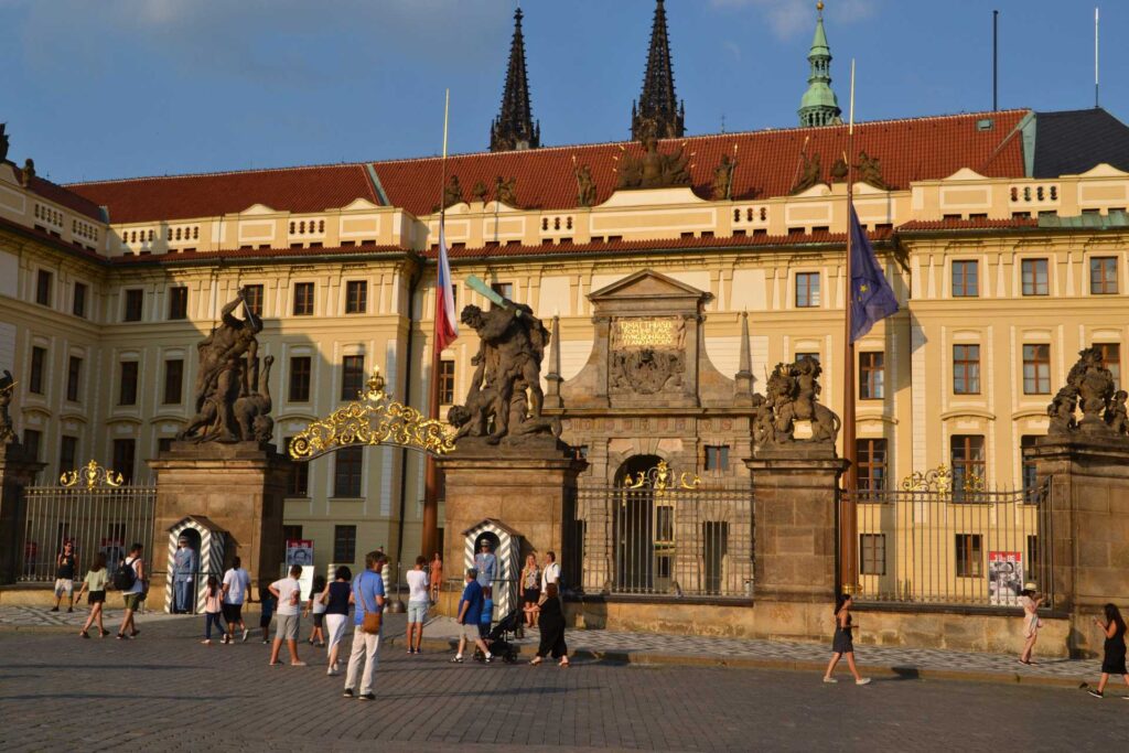 Najciekawsze atrakcje w Pradze — Wejście na Zamek Praski