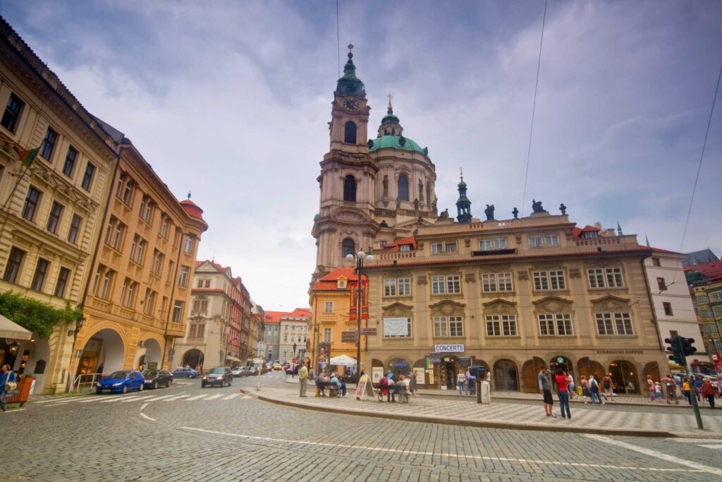 Najciekawsze atrakcje w Pradze — Plac Małostrański i kościół św. Mikołaja