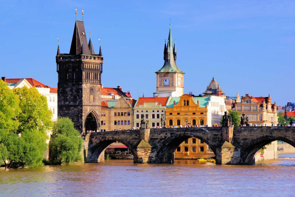 Najciekawsze atrakcje w Pradze — Most Karola i Staromiejska Wieża Mostowa