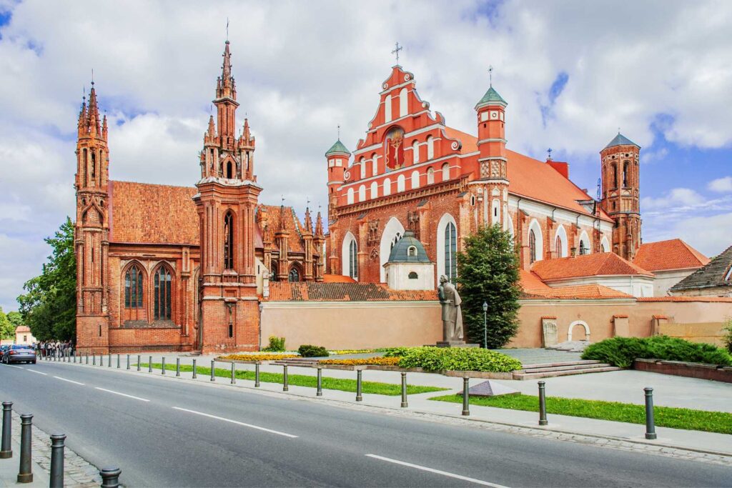 Najciekawsze atrakcje w Wilnie — Kościół św. Anny