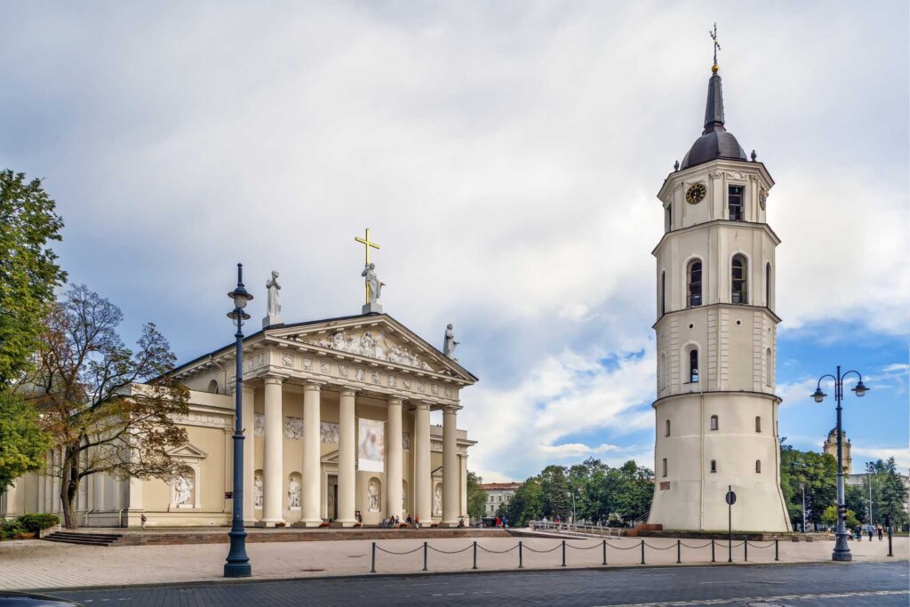 Najciekawsze atrakcje w Wilnie — Plac Katedralny