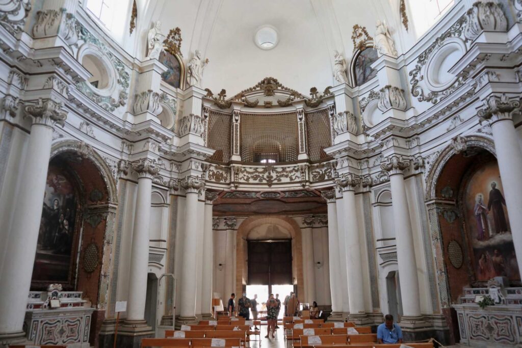 Noto - Wnętrze kościoła Santa Chiara