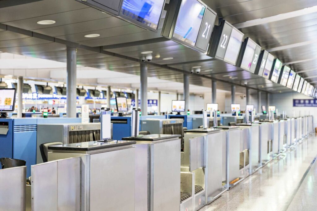 Jak wygląda odprawa na lotnisku — Po przyjeździe na lotnisko i sprawdzeniu szczegółów lotu kieruj się do odpowiedniego stanowiska odprawy biletowo-bagażowej