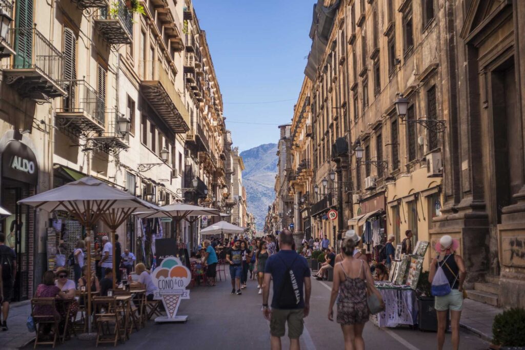 Co warto zobaczyć w Palermo — Via Vittorio Emanuele (© Filippo Carlot / Depositphotos.com)
