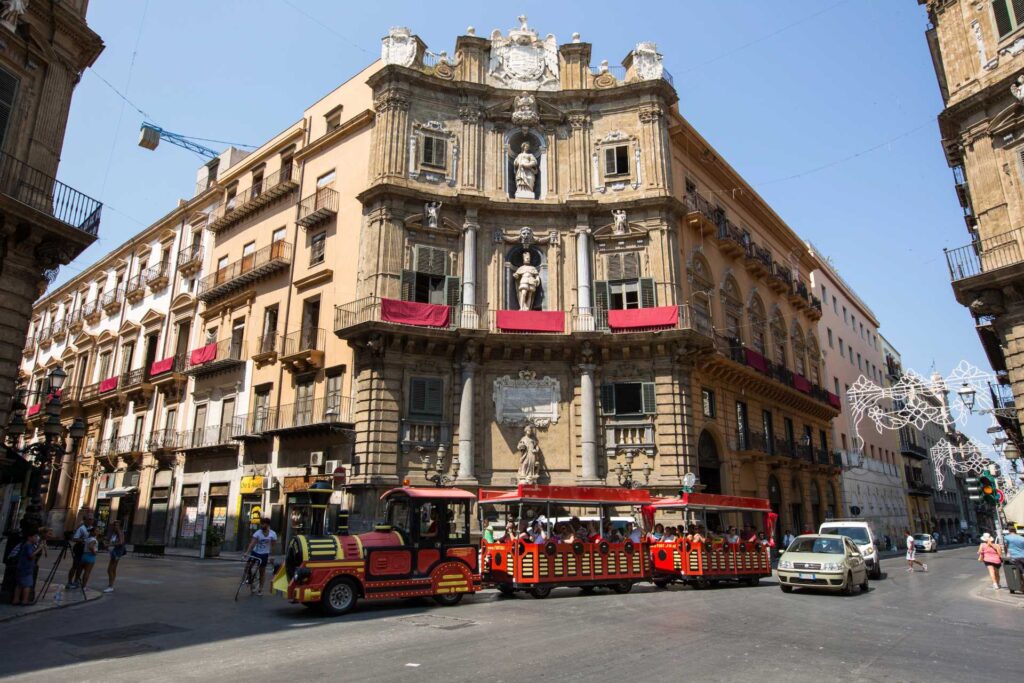 Co warto zobaczyć w Palermo — Quattro Canti (© Cuneyd Demirci / Depositphotos.com)