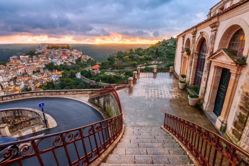 Panorama Ragusa Ibla z placu przed kościołem Chiesa di Santa Maria delle Scale (© Sean Pavone / Depositphotos.com)