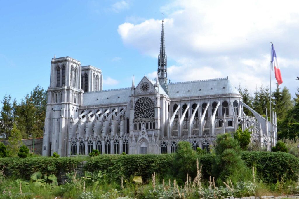 Park Rozrywki i Miniatur „Sabat Krajno” — Katedry Notre-Dame w Paryżu