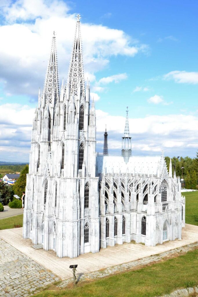 Park Rozrywki i Miniatur "Sabat Krajno" — Katedra w Kolonii