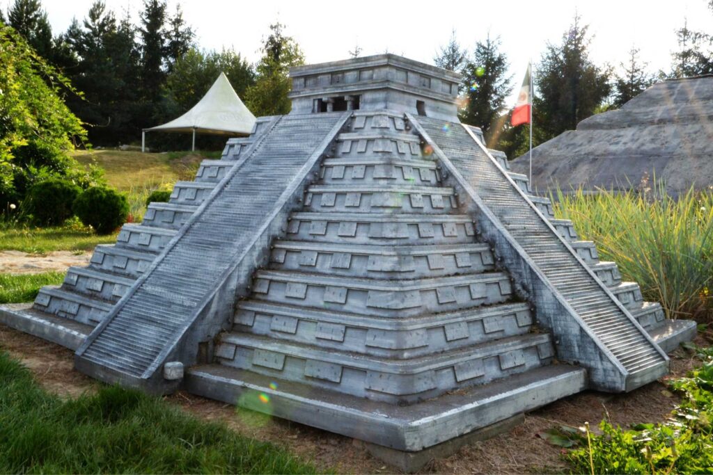 Park Rozrywki i Miniatur "Sabat Krajno" — Piramida Kukulkana