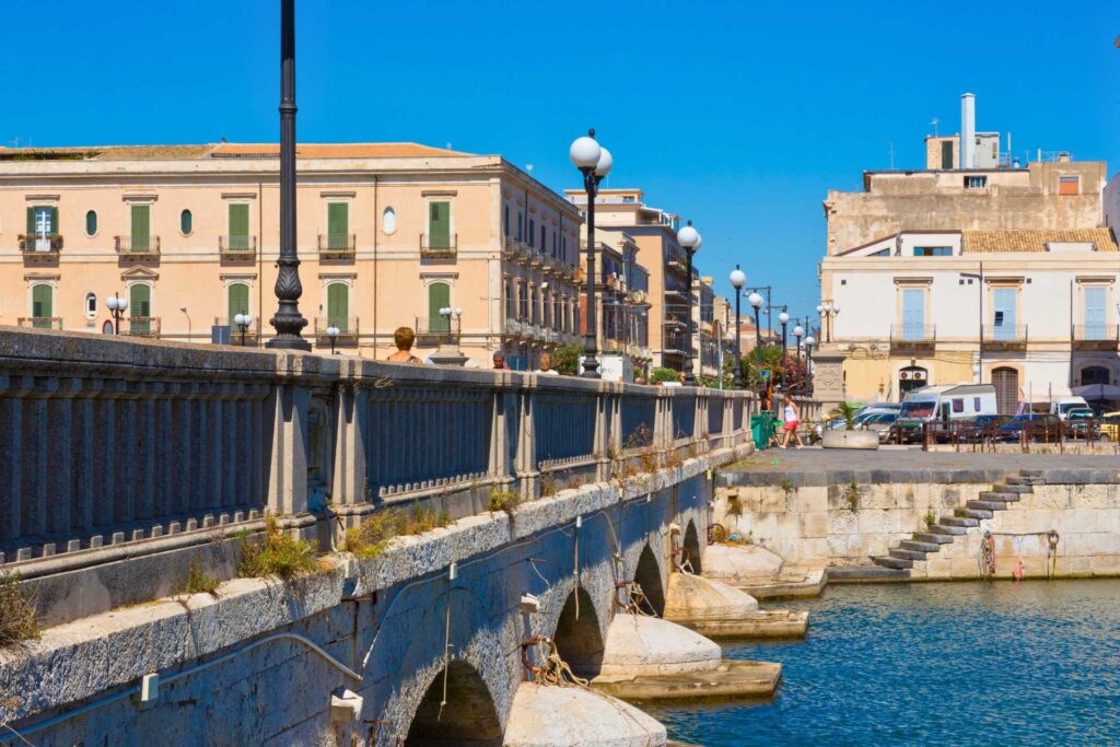 Co zobaczyć w Syrakuzach — Most Umberto I (© Francesca Sciarra / Depositphotos.com)