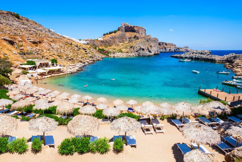 Najlepsze kierunki na wakacje all inclusive w 2026 roku — Grecja słynie z pięknych wysp, krystalicznie czystego morza oraz bogatej historii starożytnej