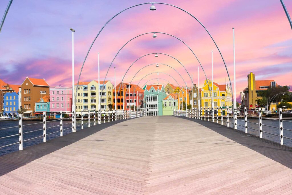 Wakacje w grudniu na Curaçao — Most pontonowy Queen Emma Bridge w Willemstad