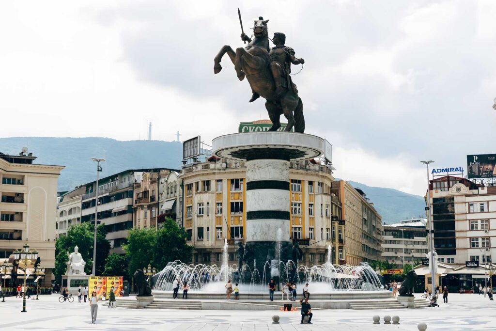 Wakacje w sierpniu w Macedonii Północnej — Plac Macedonii w Skopje