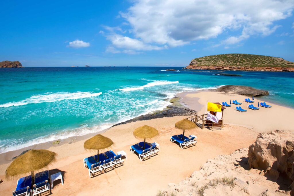 Wakacje we wrześniu na Ibizie — Plaża Cala Comte